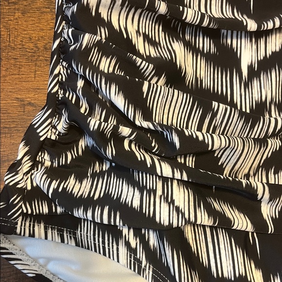 DKNY Monochrome Patterned Ruffled V-Neck Ruched Body One Piece Swimsuit - Picture 4 of 10